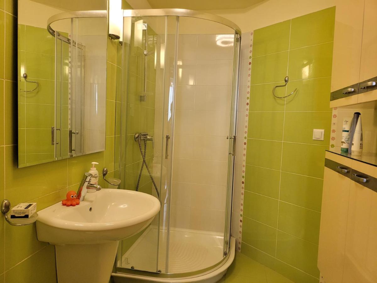 125 Sqm Family Friendly With Kids Room Bucharest Exterior photo